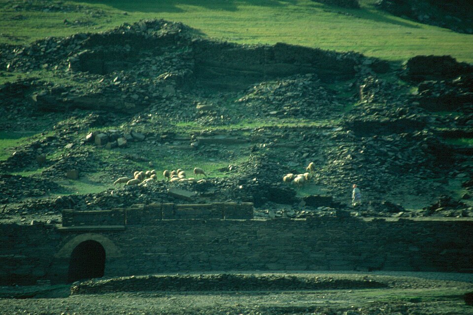 Fayl:Portomarin-32-Ufer-2001-gje.jpg