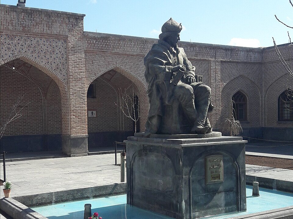 Fayl:Shah Ismail I Statue.jpg