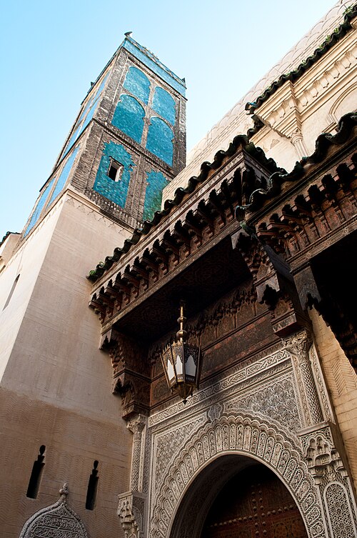 Fayl:A mosque minaret (5364435087).jpg