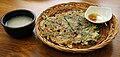 Makgeolli bilan Pajeon.