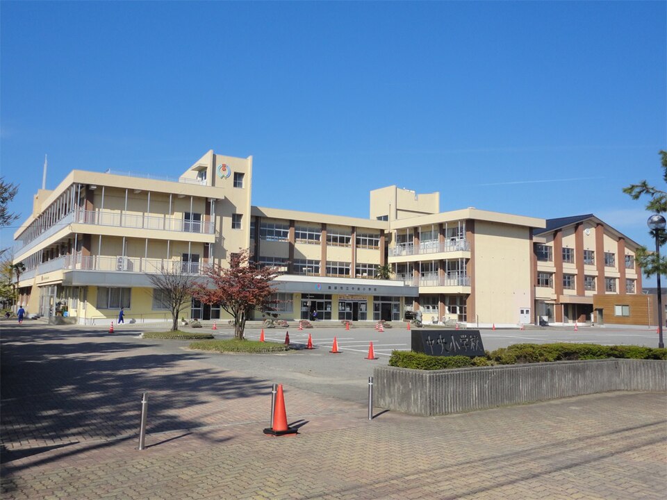 Fayl:Chuo-elem-school kurobe-city 2018.jpg