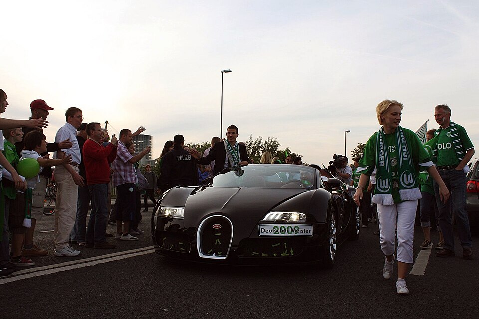 Fayl:Edin Dzeko in car.jpg