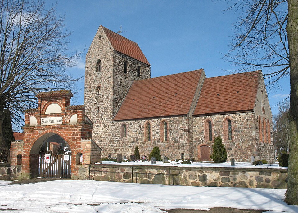 Fayl:Gutengermendorf portal church.jpg