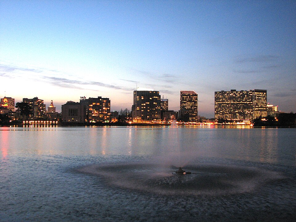 Fayl:OaklandnightskylineandLakeMerritt.jpg