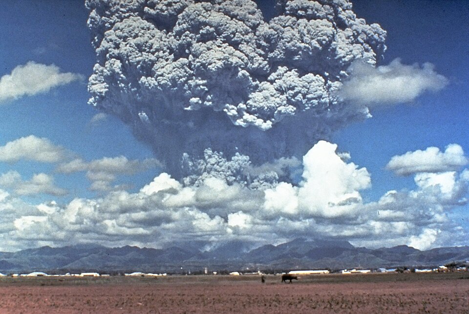 Fayl:Pinatubo91eruption plume.jpg