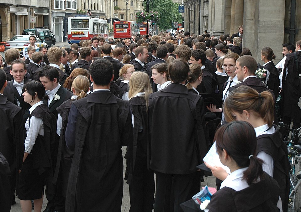 Fayl:Students Oxford University.jpg