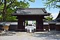 Asosiy qora darvoza (Kuro-mon) Bu bog'da joylashgan Ōzone Shimoyashikiga olib boradi