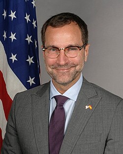 Amerika diplomati va 2013-yildan 2017-yilgacha AQShning Ispaniya va Andorradagi elchisi Jeyms Kostos.