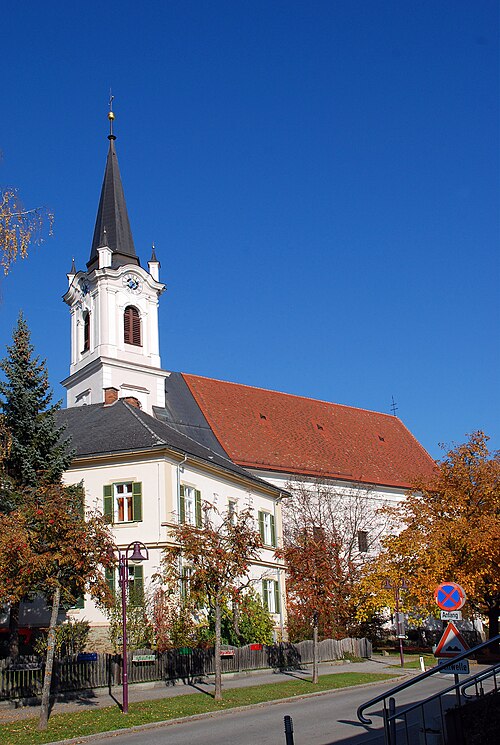 Fayl:Bad Gams Pfarrkirche und Pfarrhof.jpg