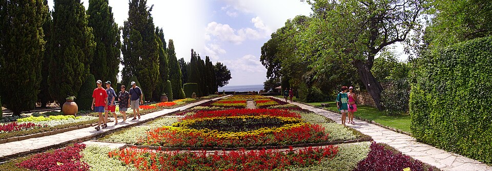 Fayl:Balchik flowers.jpg