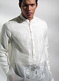 Barong Tagalog - Filippinning an'anaviy xalq kiyimi ; bu kiyim rasmiy yigʻinlarda va toʻylarda kiyiladi.