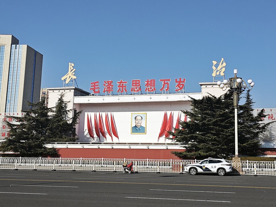 Fayl:Changzhi bayi square rostrum.jpg