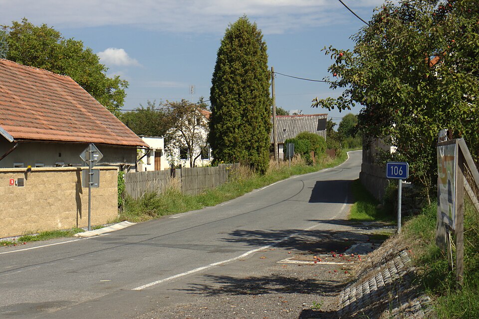 Fayl:Krňany, silnice.jpg