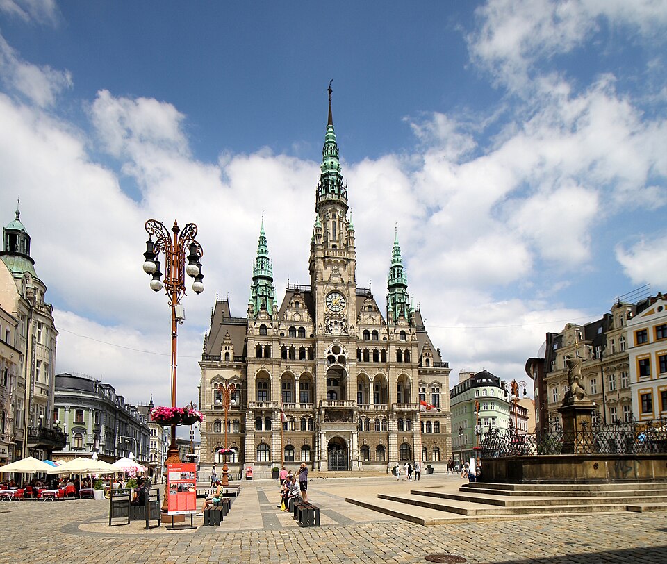 Fayl:Liberec náměstí a radnice 3.jpg