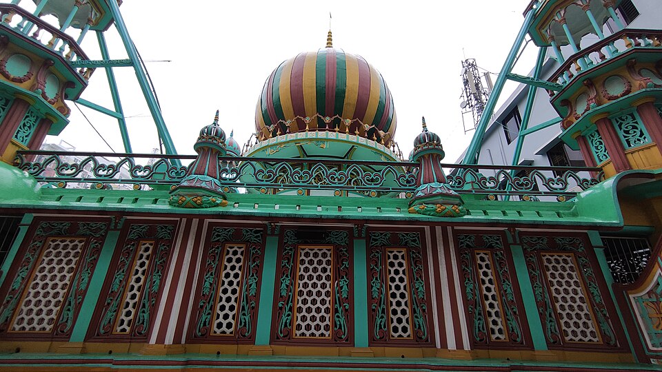 Fayl:Masjid-e-Siraj ud-Daulah Mosque's Roof View.jpg