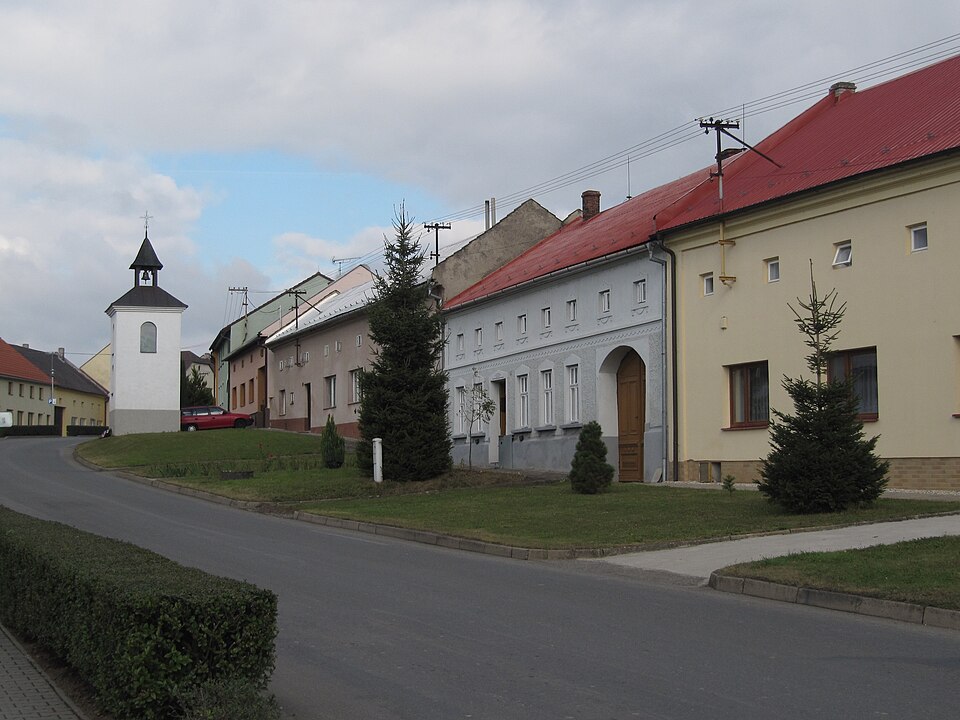 Fayl:Sazovice, zvonice.jpg