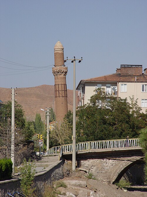 Fayl:Aksaray Leaning-Minaret 3124.jpg