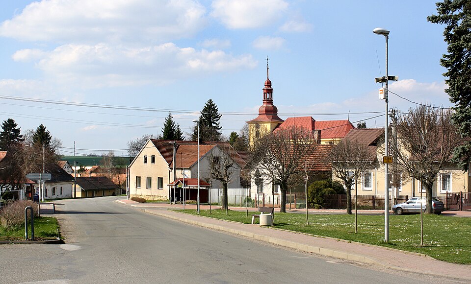 Fayl:Běchary, main square.jpg