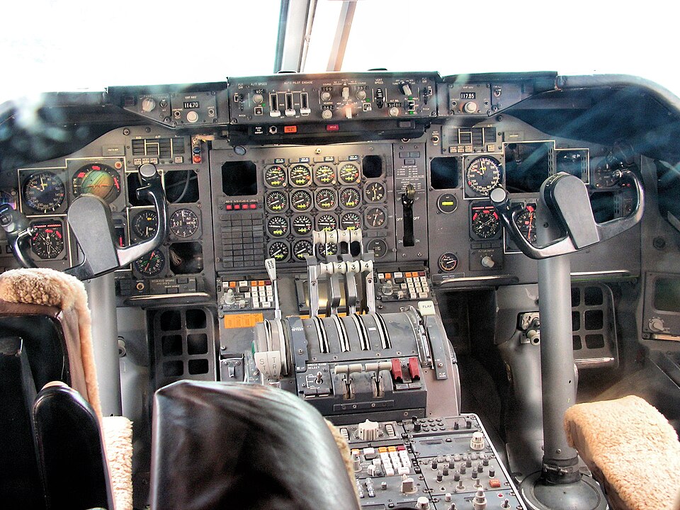 Fayl:B747-cockpit.jpg