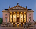 Berlin Davlat operasi, Bebelplatzdagi bir nechta neoklassik binolardan biri