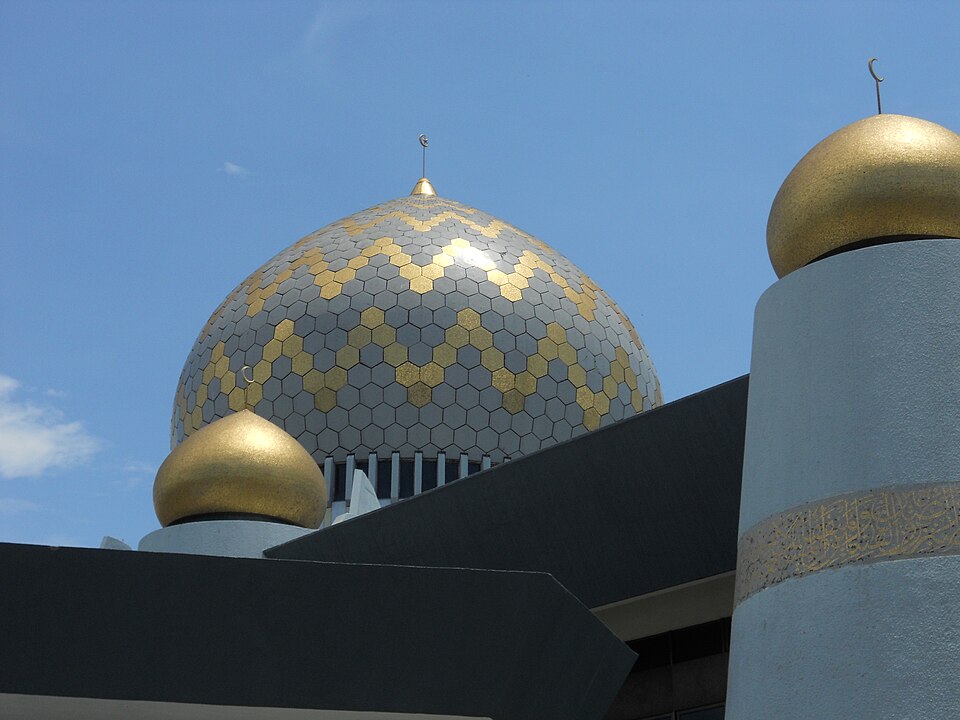 Fayl:Dome of Sabah State Mosque.jpg