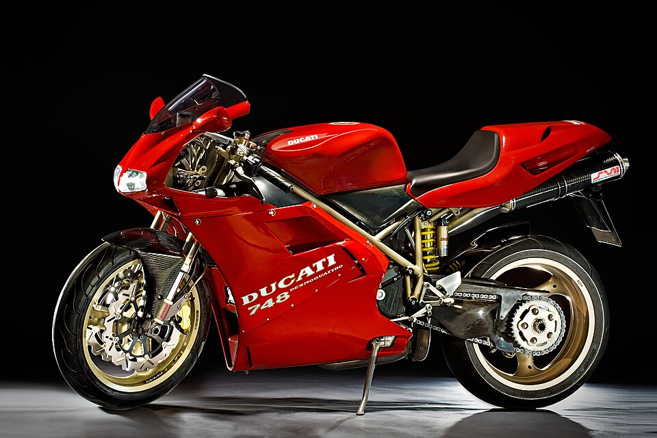 Fayl:Ducati 748 Studio.jpg