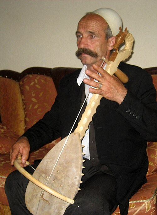 Fayl:Isë Elezi, lahutar nga Rugova.jpg