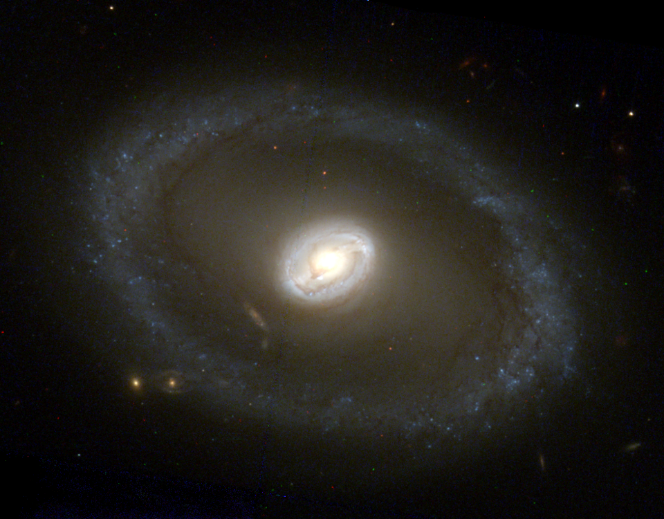 Fayl:NGC 3081-HST-R814-G555-B439.png