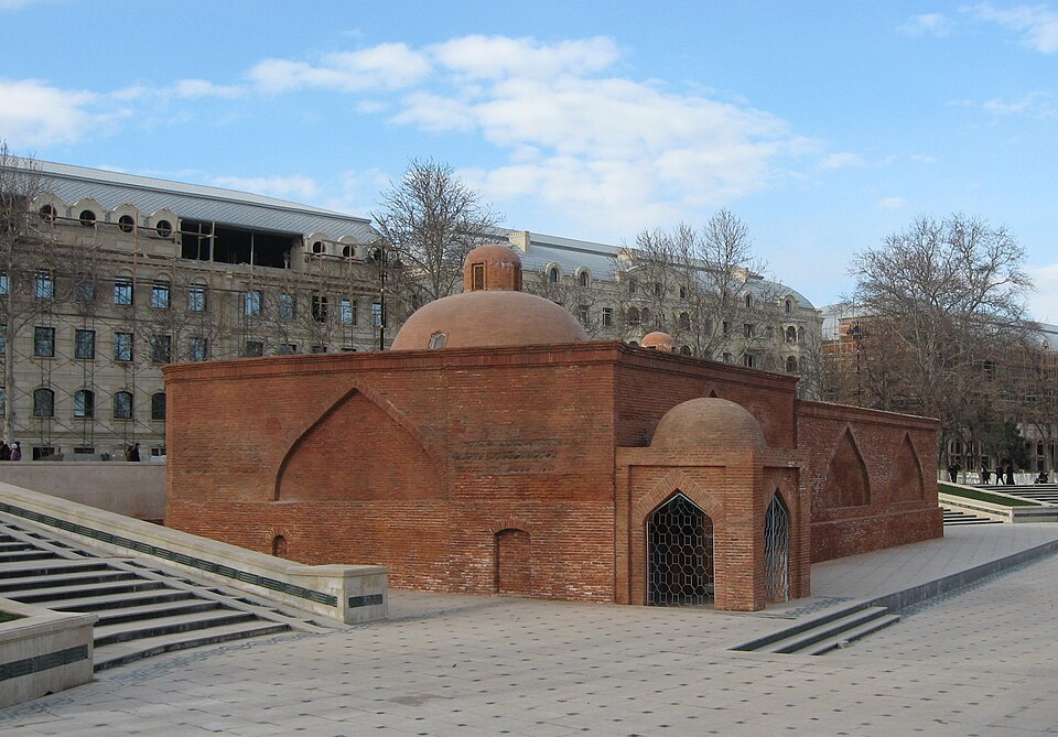 Fayl:Old bath in Ganja.jpg