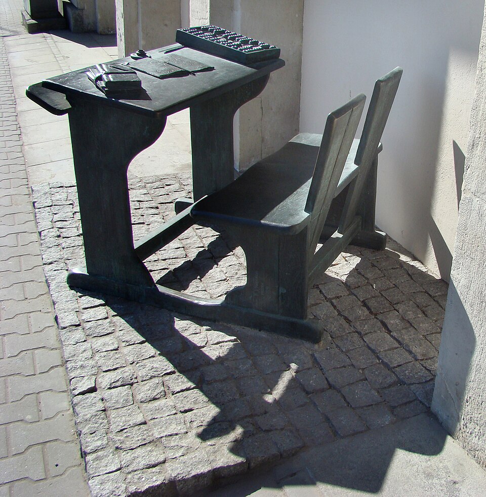 Fayl:Pomnik ławki szkolnej 04.jpg
