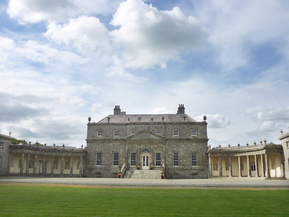 Fayl:Russborough-House Part-of-the-facade.jpg