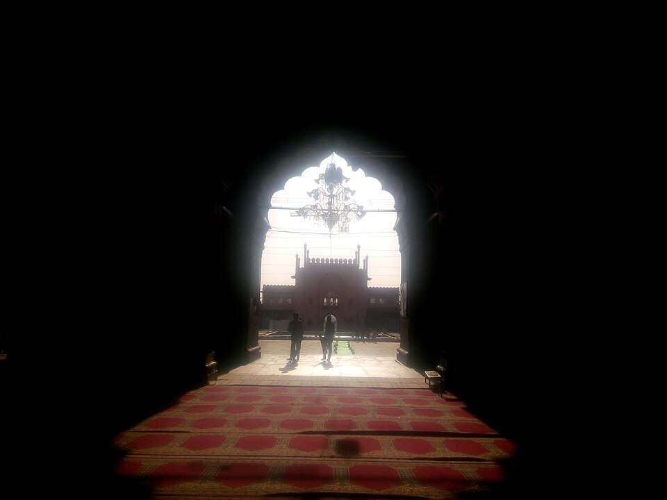 Fayl:Taj-ul-Masajid inside.jpg