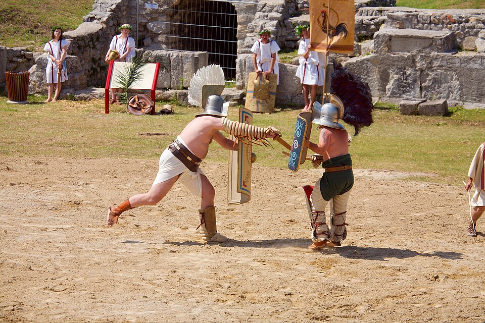 Fayl:Thraex murmillo show fight 01.jpg
