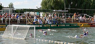 Vódnoe pólo[1] (angl. Water polo) — sportivnaya komandnaya igra, kotoraya provoditsya v vode. Igra mojet proxodit kak v estestvennix vodoyomax, tak i v basseynax. Odnovremenno v igre uchastvuyut dve komandi, zadacha kotorix zabit kak mojno bolshe golov v vorota sopernika za vremya igri.