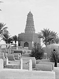 Zumurrud Xotun maqbarasi 1932-yil, kichikroq gumbazli maqbara qarshisida.