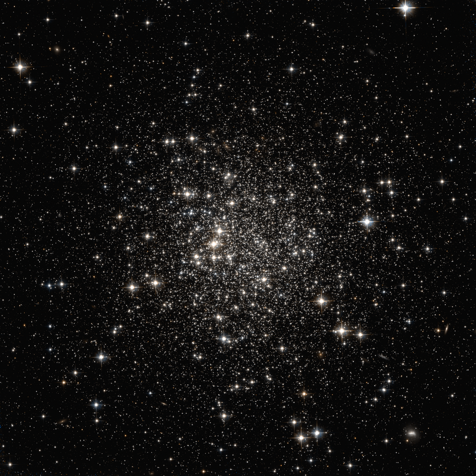 Fayl:NGC 6426 HST 11586 R814B606.png