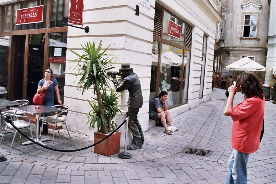 Fayl:Paparazzi en Bratislavo.tif