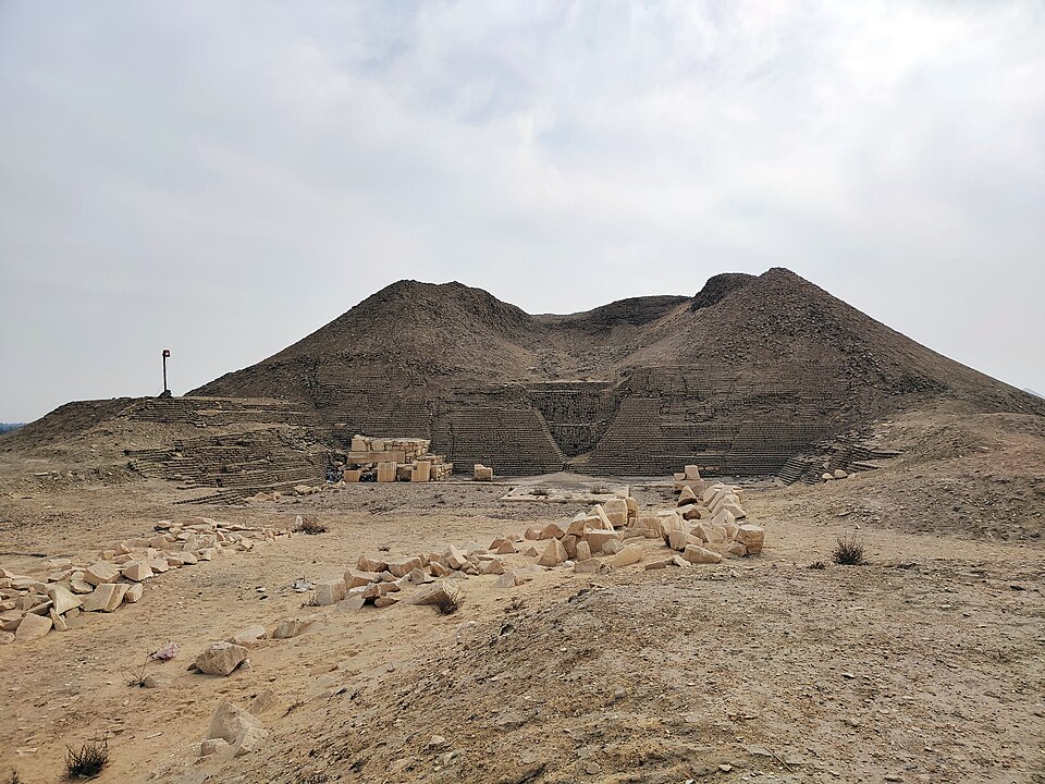 Fayl:Pyramid of Senusret III 12.jpg