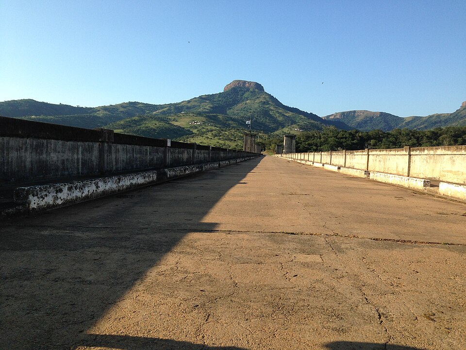 Fayl:Road over Nagle Dam.JPG