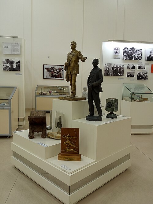 Fayl:Sharof Rashidov haykallari.jpg