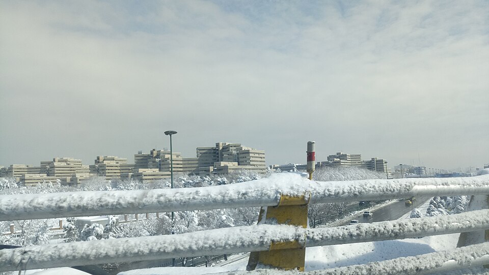 Fayl:Tehran's Ekbatan Town in snow.jpg