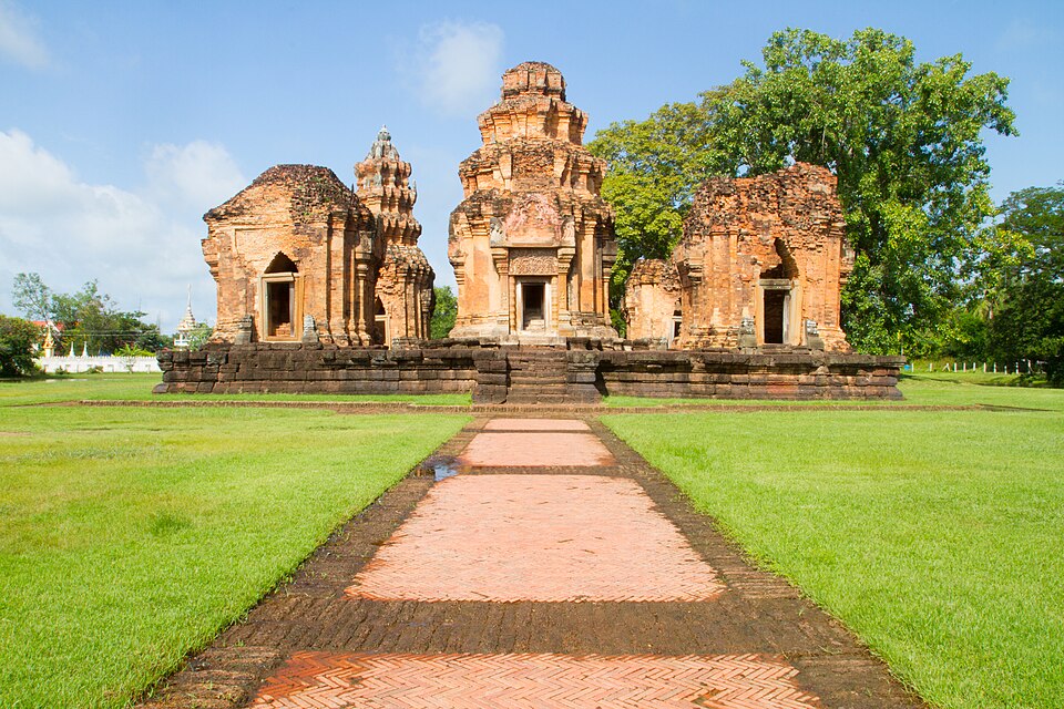 Fayl:ปราสาทศีขรภูมิ จังหวัดสุรินทร์ ประเทศไทย.JPG