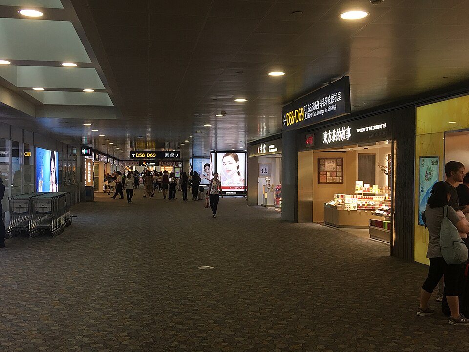 Fayl:A hallway in Terminal 2.jpg