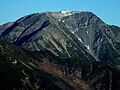 Kamikochi tog'idan ko'rilgan Akaishi tog'i, tepada tog' kulbasi ko'rinadi.