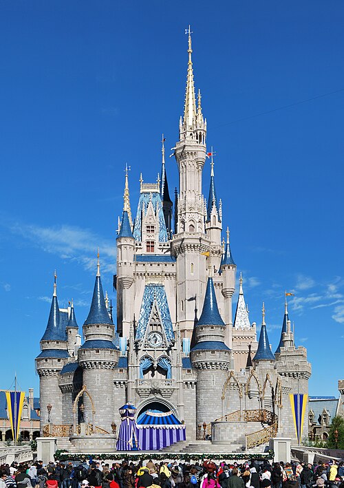Fayl:Cinderella Castle 2013 Wade.jpg