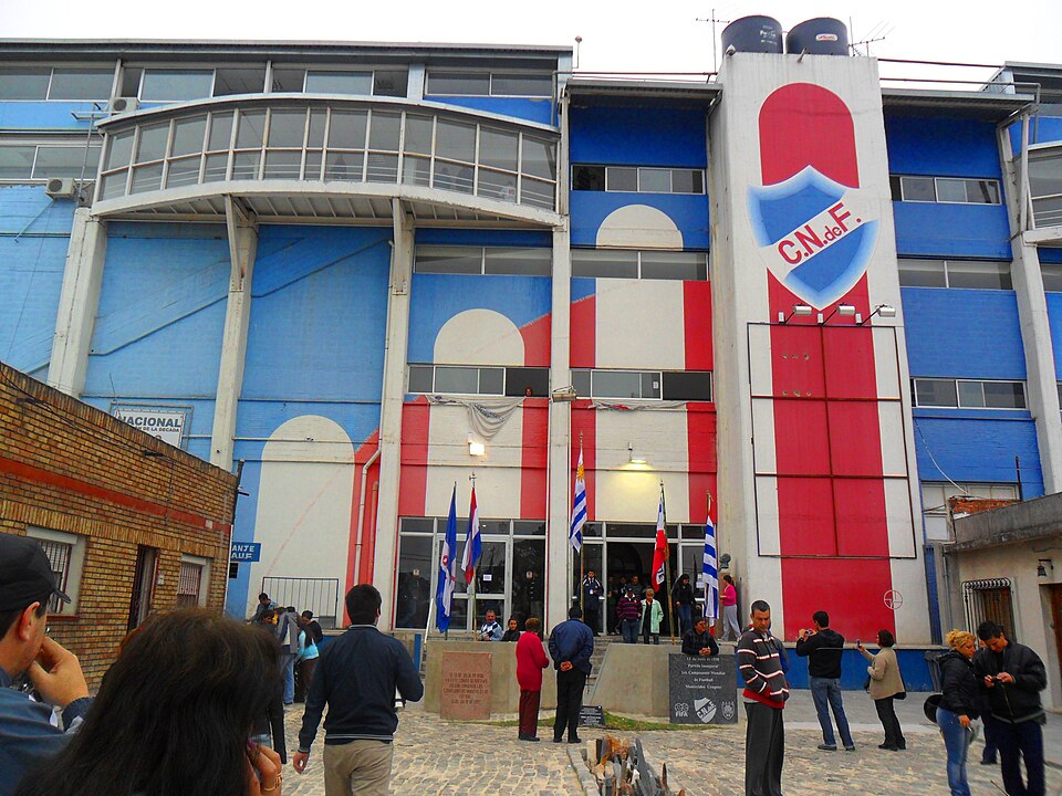 Fayl:Fachada Estadio Gran Parque Central.JPG