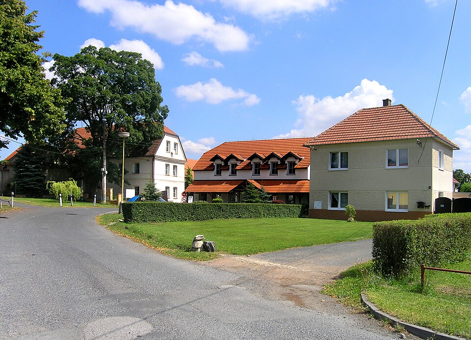 Fayl:Pletený Újezd, Družstevní str.jpg