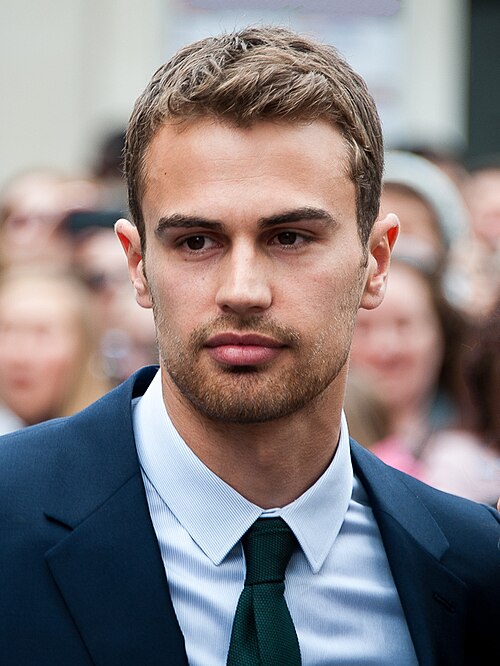 Fayl:Theo James Divergent premiere.jpg