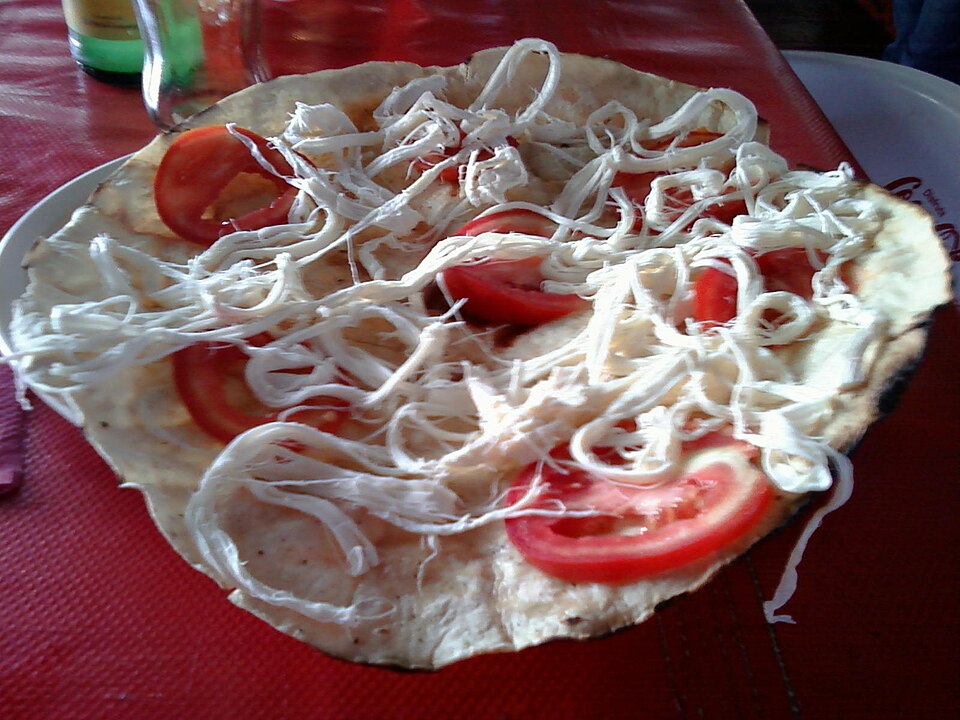 Fayl:Tlayuda con Quesillo, Oaxaca.jpg