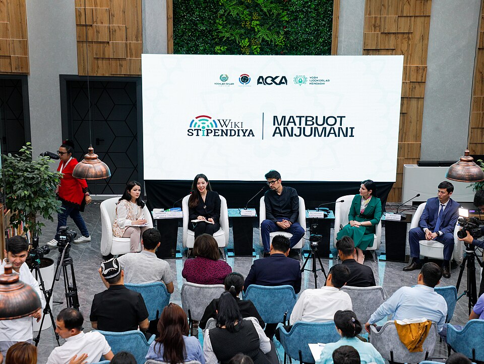 Fayl:WikiStipendiya Press Conference.jpg